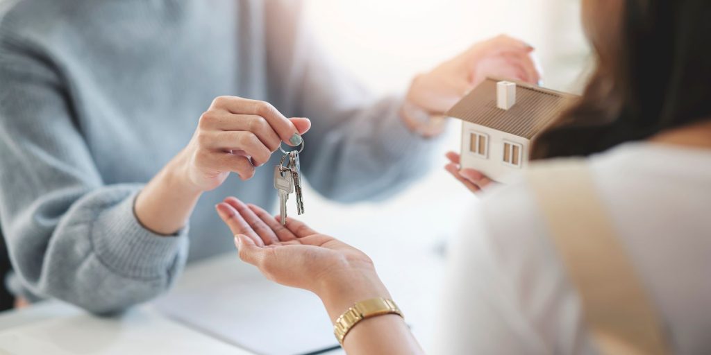 Dve osobe u primopredaji ključeva