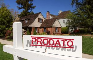 Natpis "Prodato" na ogradi ispred kuće