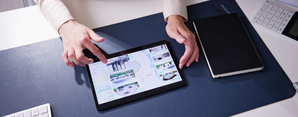 Osoba pretražuje ponudu nekretnina na tabletu