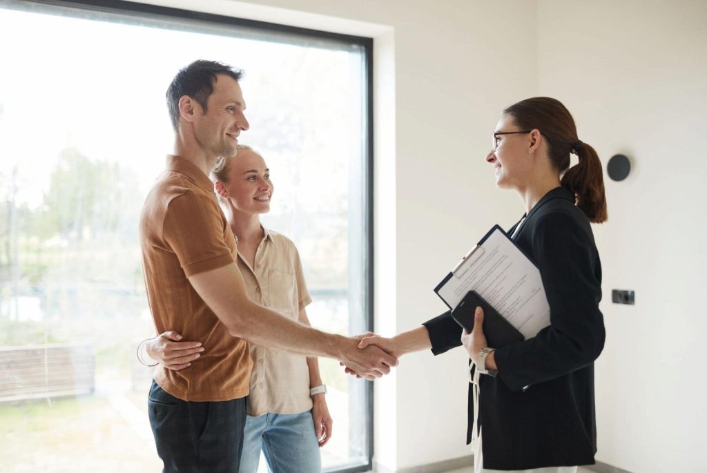 Par zaključuje kupovinu stana sa agentom za nekretnine
