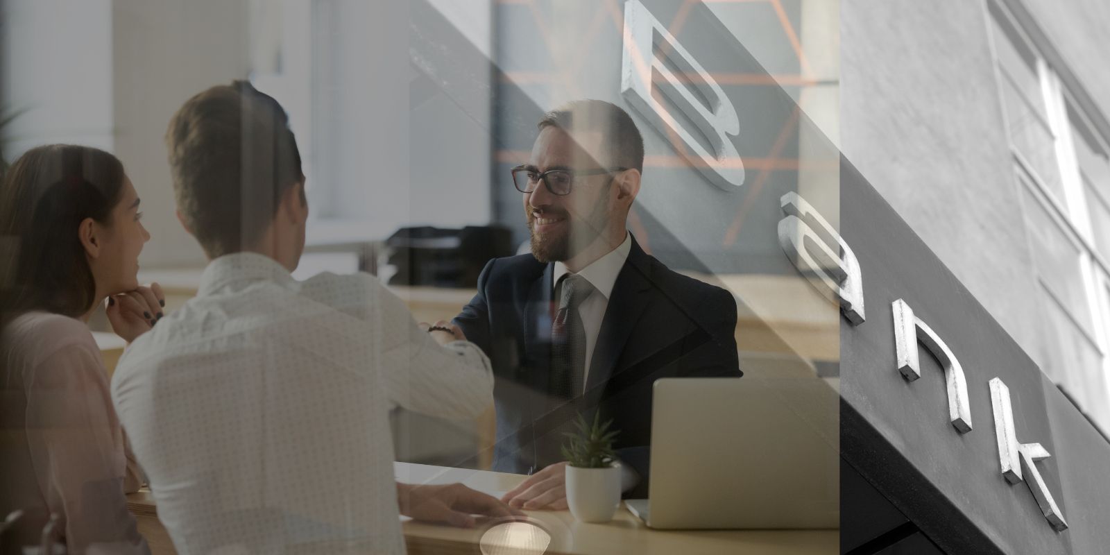 Klijenti na sastanku sa službenikom u banci