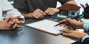 Bankarski službenik pokazuje paru ugovor o stambenom kreditu