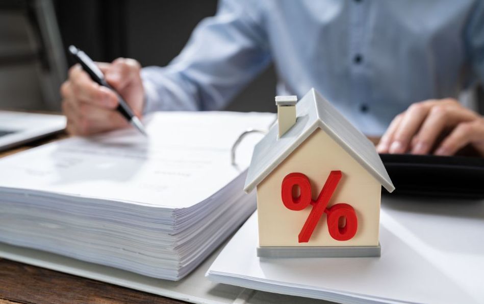 Osoba računa kamatne stope za stambeni kredit