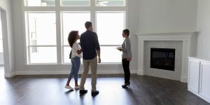 Agent pokazuje stan stranim državljanima