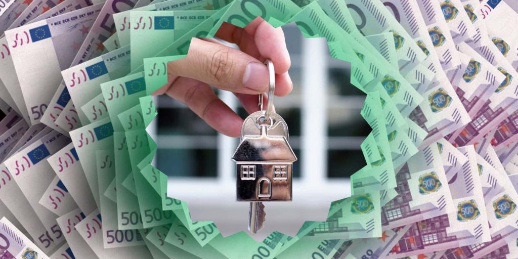 Ključ u ruci sa novčanicama u pozadini