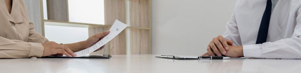 Klijent sa službenikom u banci