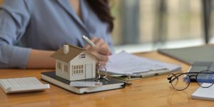 Osoba potpisuje ugovor o kupoprodaji nepokretnosti