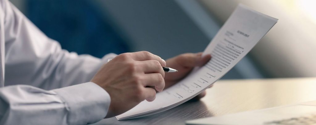 Osoba pregleda dokumentaciju