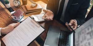 Advokat objašnjava klijentu pravnu proceduru