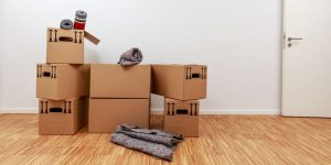 Kutije sa spakovanim stvarima u praznom stanu