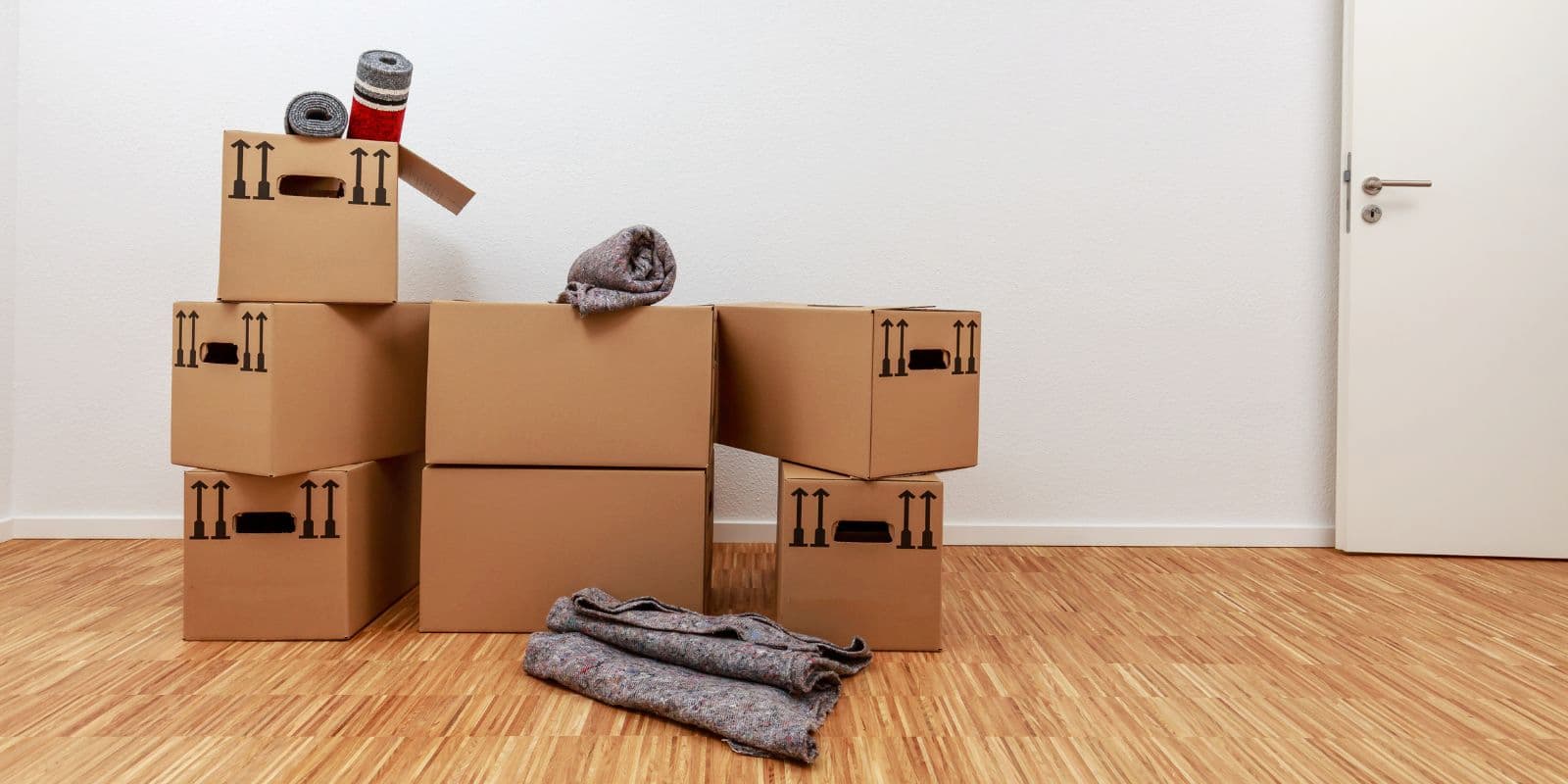 Kutije sa spakovanim stvarima u praznom stanu