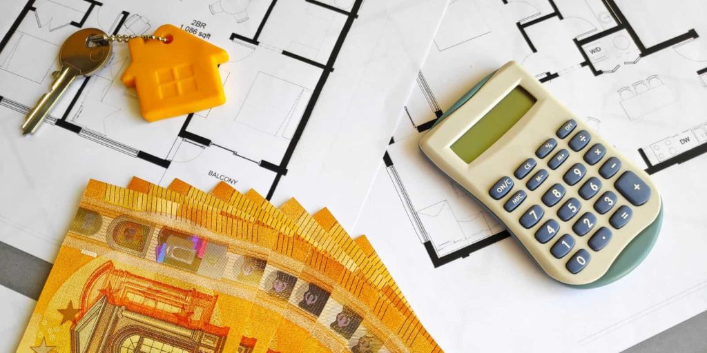 Plan stana, novac, ključ i digitron