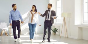 Kupci sa agentom razgledaju stan