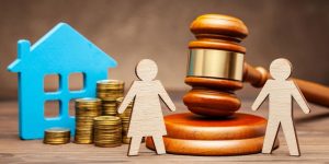 Suski čekić, model kuće i drveni modeli razdvojene muške i ženske figure