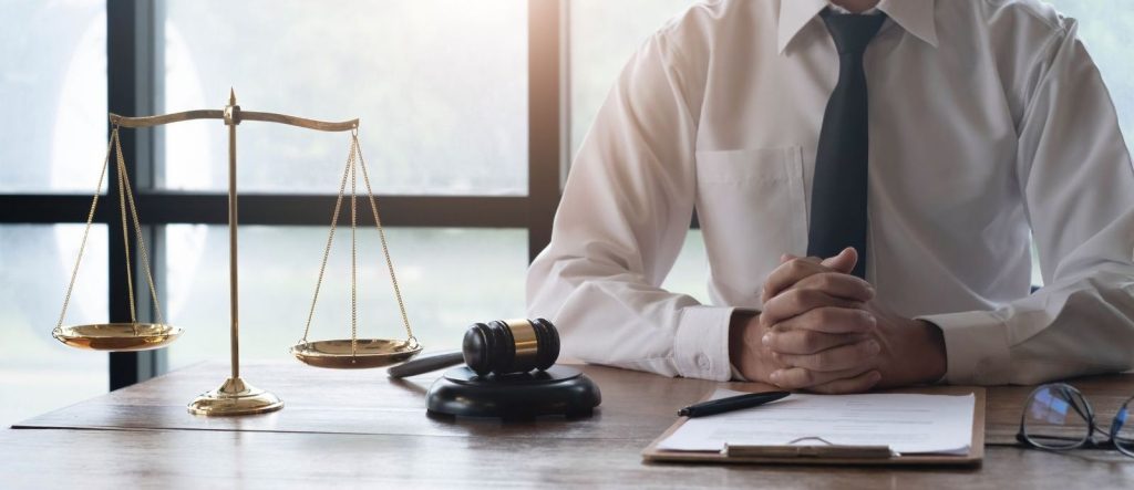 Službenik za stolom u sudskoj kancelariji