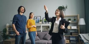 Prodavac nekretnina pokazuje stan klijentima