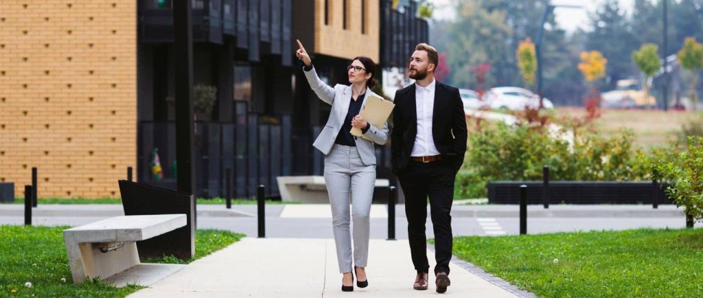 Agent pokazuje zgrade klijentu