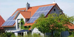 Kuća sa solarnim panelima na krovu