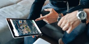 Dva muškarca pregledaju oglase na tabletu