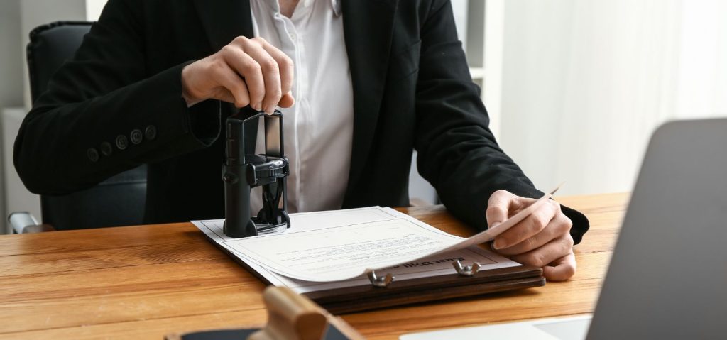 Službenik udara pečat na dokument